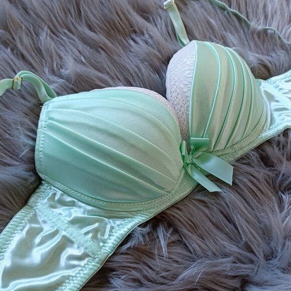 Pastel green satiny push-up bra with bow and lace accents - Picture 3 of 4